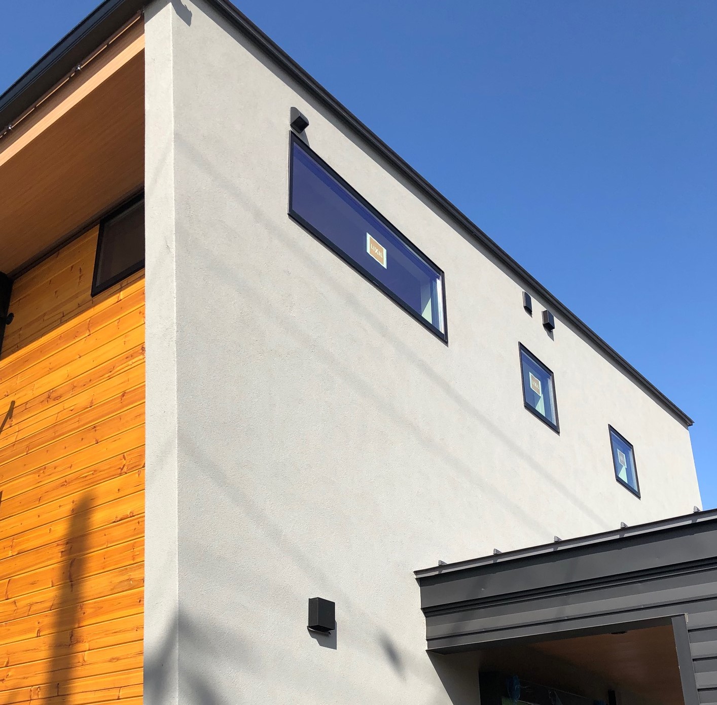 塗り壁と木とガルバ